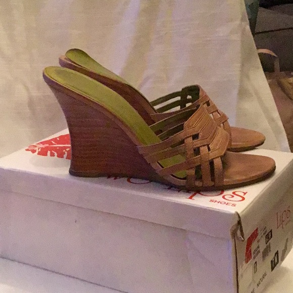 Two Lips Shoes - Picture 3 of 3